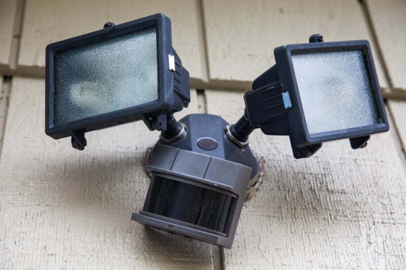 outdoor floodlight with adjustable arms