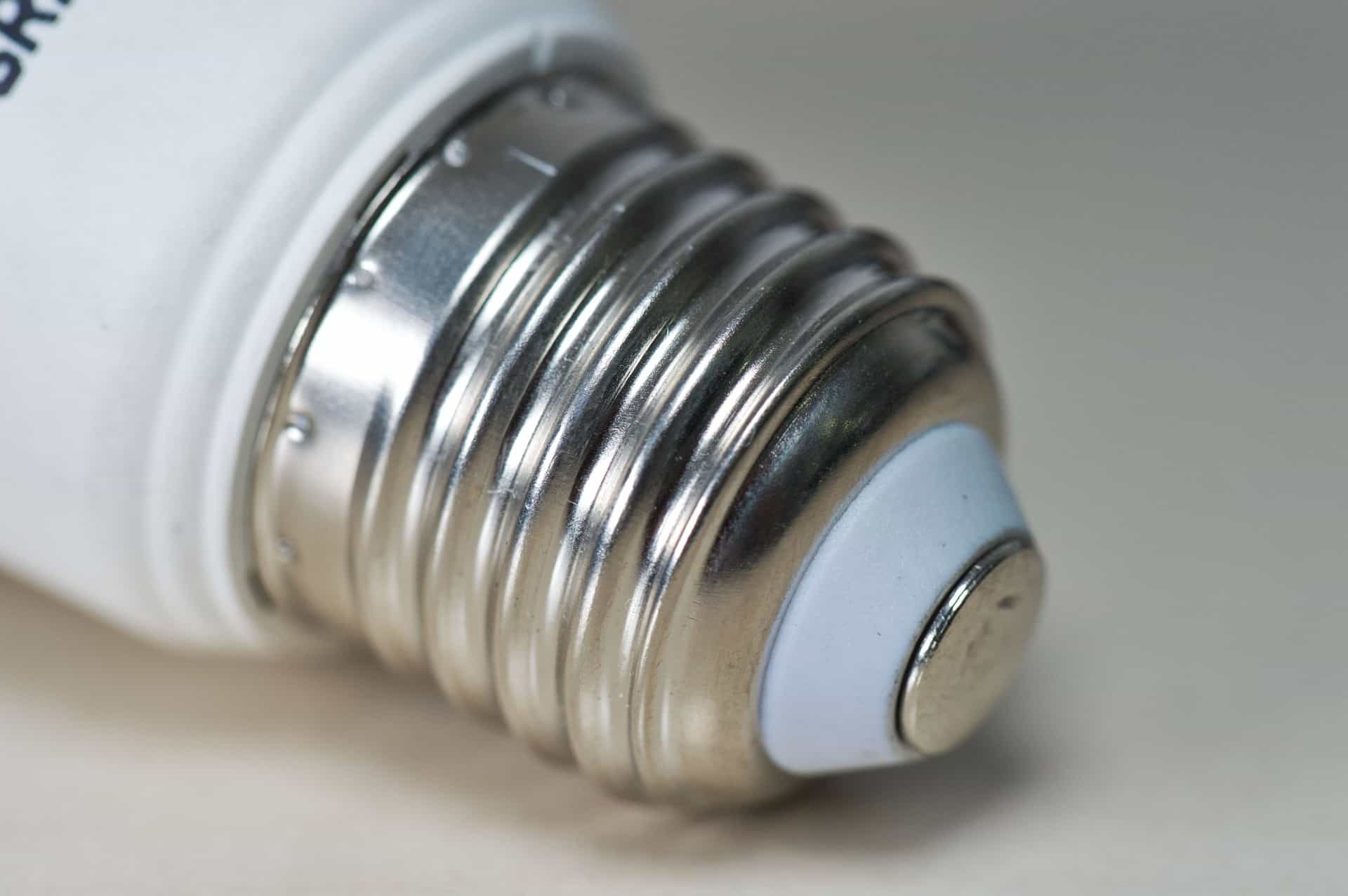 legislación Cava enseñar Can I Use an E27 Bulb in an E26 Socket? - LampHQ