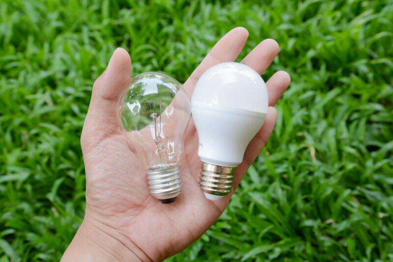 comparison of LED and incandescent bulb