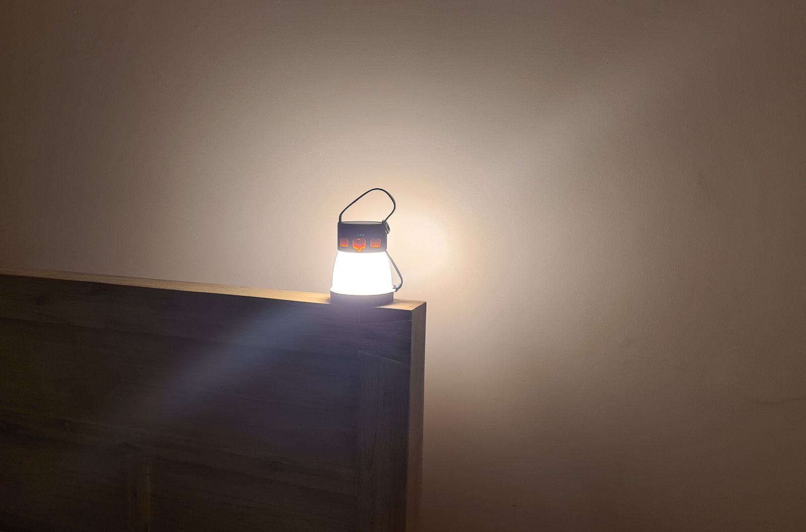 iToncs Rechargeable Lantern operating in lamp mode.