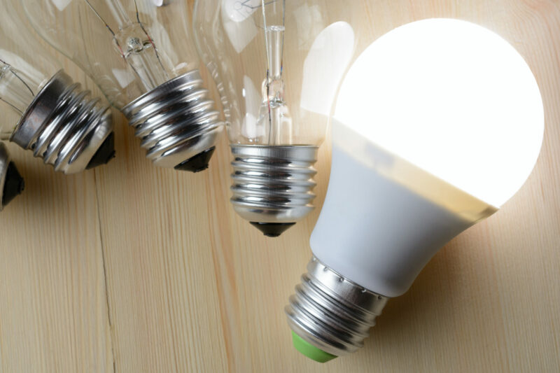 advantages of LED vs incandescent bulbs